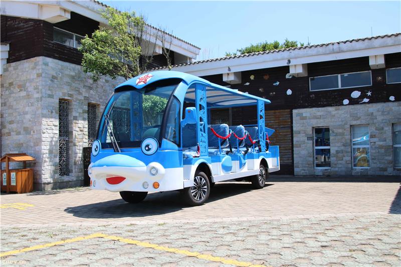 14座蓝色可爱造型海豚款电动观光车厂家园区景区游客接待车多少钱